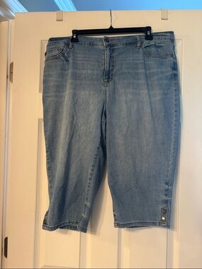 Bandolino Light Blue Cropped Denim Capri Jeans